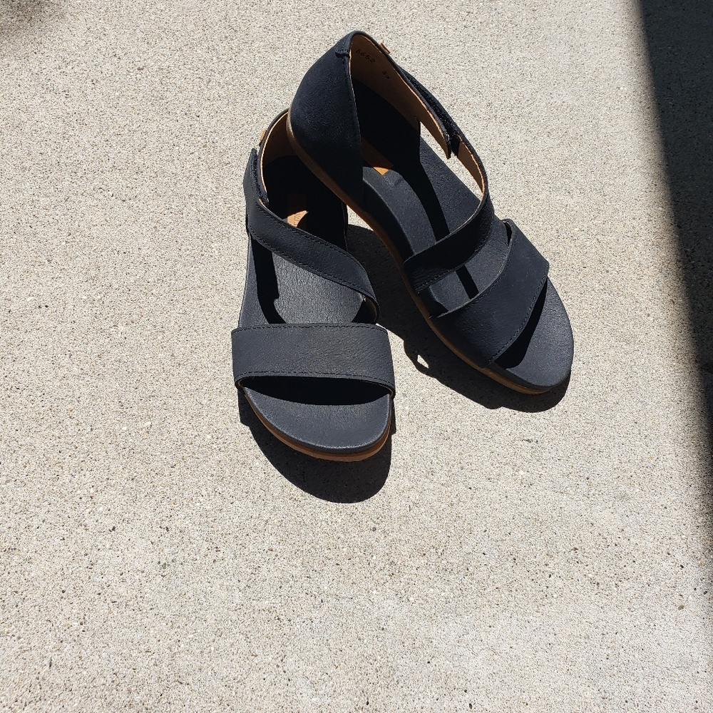 El Naturalista Stylish Black Sandals